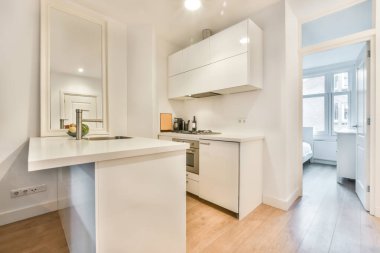 Konforlu tasarlanmış modern mutfak iç mimarisi tüm cihazlarla