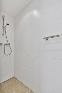 Parlak bir banyoda modern duş kabini.