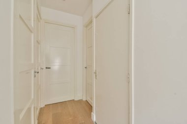 Temiz çizgiler ve nötr renk paleti olan parlak ve modern bir koridor. Tasarım iç mimaride basitlik ve zarafeti vurgular..