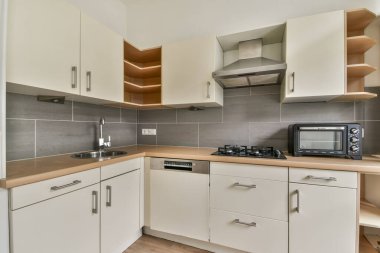 Modern mutfak vitrinleri, modern aletler ve yemek pişirmek ve eğlendirmek için ideal fonksiyonel düzen..