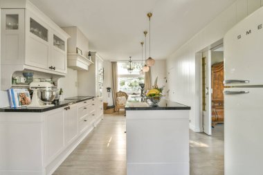 Parlak ve modern bir minimalist mutfak. Parlak bir dolap, şık bir dekor ve zarif bir ışıklandırma. Mekan bir sıcaklık ve işlevsellik hissi uyandırıyor..