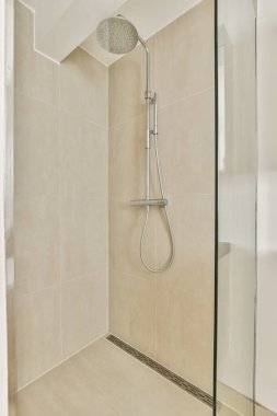 Pürüzsüz ve çağdaş bir duş, temiz hatlar ve geniş bir düzen. Tarafsız tonlar banyonun rahatlatıcı atmosferini arttırır..