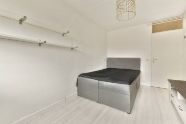 Gösterişli siyah bir yatak odası ve minimalist bir estetik için tasarlanmış nötr renkli duvarları olan basit ve modern bir yatak odası..