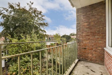 Huzurlu bir balkon manzarası yemyeşil ve mavi bir gökyüzü, rahatlamak ve doğanın tadını çıkarmak için mükemmel. Mimari ve iç ilham için ideal.