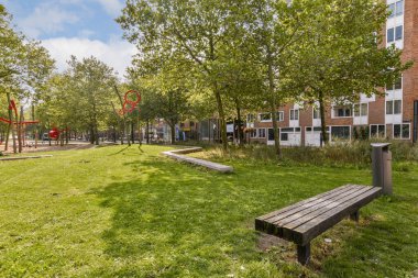 Bereketli yeşilliklerin, dayanıklı bankların ve modern oyun alanı ekipmanlarının yer aldığı canlı bir park, aile gezileri ve toplum aktiviteleri için ideal..