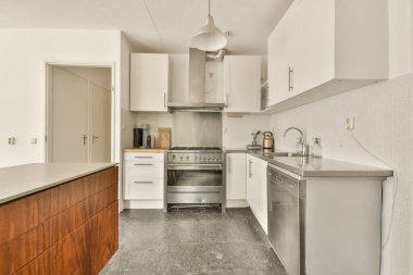 Zarif dolap şiirleri, paslanmaz çelik aletler ve sıcak ahşap aksanlı modern mutfak. İşlevsellik ve çağdaş tasarımın mükemmel bir karışımı.