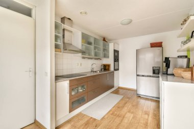 Şık ve şık modern mutfak, çağdaş dolaplar, paslanmaz çelik eşyalar, ve rahat bir düzen, mutfak faaliyetleri için mükemmel..