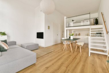 Açık alan, zarif mobilyalar ve iç tasarım estetiğini geliştiren doğal ışık içeren rahat ve modern bir minimalist daire..