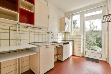 Parlak ve ferah bir modern mutfak. Minimalist dolaplar, şık bir tezgah ve doğal ışığı davet eden büyük pencereler. İşlevsel yemek yapmak için ideal..