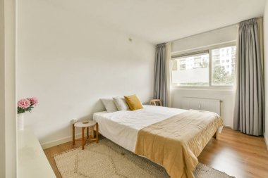 Temiz, modern bir yatak odası. Rahat bir yatak odası. Tarafsız tonlar, hafif ışıklandırma ve minimum dekor..