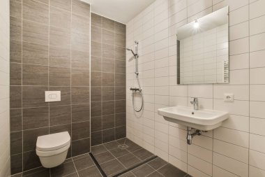 Zarif ve çağdaş bir banyo zarif fayanslar ve minimalist eşyalar ile şık bir duş alanı sergiliyor. Modern yaşam için mükemmel..