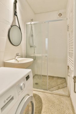 Pürüzsüz bir tasarımı olan bu alan, banyo, lavabo ve çamaşır makinesini birleştirerek modern bir banyo düzeninde uygulanabilirlik ve stil sağlar..