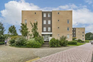 Çağdaş bir mimari tasarım sergiliyor verimli peyzaj ile bir binanın, doğanın ve modern yaşamın entegrasyonunu vurguluyor..