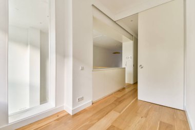 Parlak ve ferah bir iç tasarım. Minimalist bir tasarım. Açık ahşap döşeme ve temiz çizgiler, açıklık ve sükunet hissini arttırır..