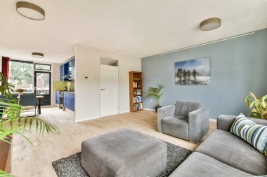 Rahat bir oturma odası, doğal ışık ve modern dekor ile sıcak ve davetkar bir atmosfer yaratıyor..