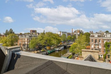 Görüntü, ikonik kanalları, yemyeşil ve büyüleyici tarihi mimarisi ile Amsterdam 'ın pitoresk bir hava manzarasını sergiliyor..