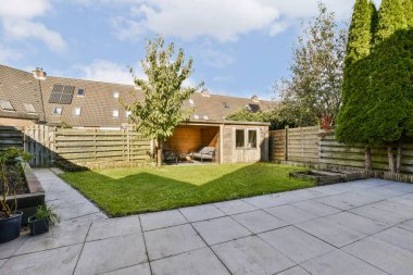 Çimenlerin yemyeşil olduğu güzel bir bahçe, ahşap bir kulübe, ve iyi süslenmiş çitler, rahatlama ve açık hava aktiviteleri için ideal..