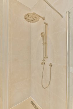 Pürüzsüz ve çağdaş bir duş alanı, başlık, cilalı eşyalar, modern banyo için mükemmel minimalist tasarım unsurları..