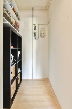 Kutularla dolu raf ünitelerinin bulunduğu temiz ve organize bir depo, organizasyon için minimalist estetik ve geniş bir alan sunuyor.