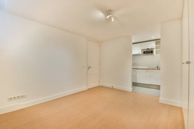 Temiz hatları ve çağdaş tasarımı olan parlak ve ferah bir iç mekan. Odada nötr tonlu minimalist bir estetik sergileniyor..