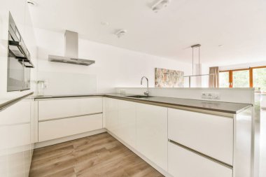 Pürüzsüz ve modern bir mutfak. Minimalist tasarım elementleri ve temiz bir estetik. Bol doğal ışık ve çağdaş sonla bitiyor..