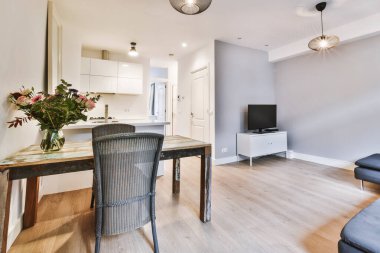 Modern şehir apartmanında yemek odası.