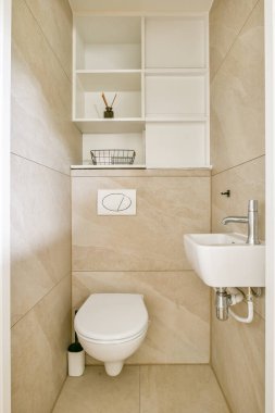 Temiz estetik ve nötr tonlara sahip minimalist tasarım elementlerinin yer aldığı modern küçük bir banyo. Planda işlevsel raflar ve temel eşyalar yer alıyor.