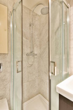 Temiz hatlar, mermer duvarlar ve her türlü banyo alanına zarafet katan zarif ve modern bir duş kaplaması..