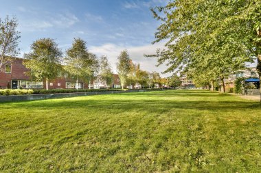 Bereketli ağaçlar ve binalarla çevrili iyi korunmuş bir çimenlik alan. Kentsel bir ortamda eğlence ve rahatlama için ideal..