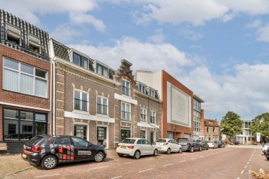 Modern ve tarihi binaların karışımından oluşan büyüleyici bir şehir caddesi, farklı mimari tarzlar ve canlı bir atmosfer sergiliyor..