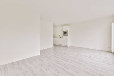 Mutfak odasının yanındaki boş salonun içinde.