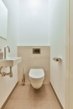 Parlak tuvalet odası, şık lavabo ve beyaz duvarda ayna.