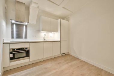 Modern tam donanımlı mutfağın iç tasarımı.