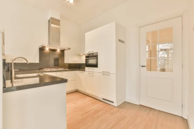 Modern tam donanımlı mutfağın iç tasarımı.