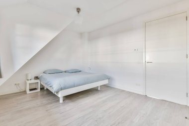 Güzel bir yatak odası, yeni lüks bir ev, biraz dekorlu.