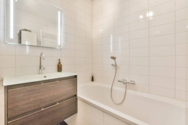 Mermer duvarlı bir banyonun lüks iç tasarımı.