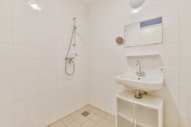 Mermer duvarlı bir banyonun lüks iç tasarımı.