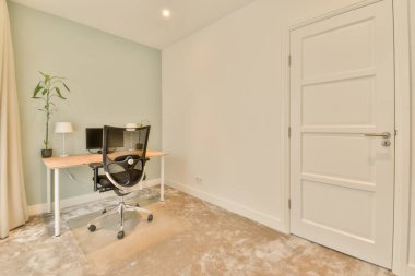 Lüks tasarlanmış rahat bir ofis odası.