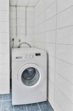 Modern Hause 'daki küçük temiz çamaşır odasının içi.