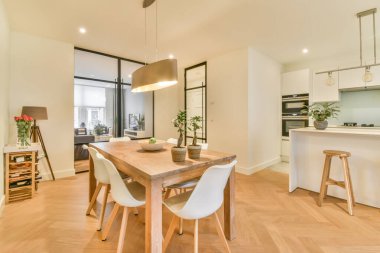 Modern şehir apartmanında yemek odası.