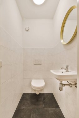 Minyatür, küçük, temiz tuvaletin içi.