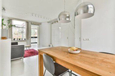 Modern şehir apartmanında yemek odası.
