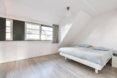 Güzel bir yatak odası, yeni lüks bir ev, biraz dekorlu.