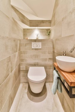 Minyatür, küçük, temiz tuvaletin içi.