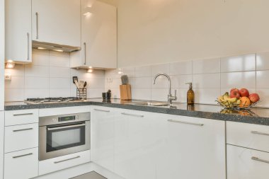 Yeni lüks bir evde mutfak, ahşap döşemeler, karanlık dolaplar.