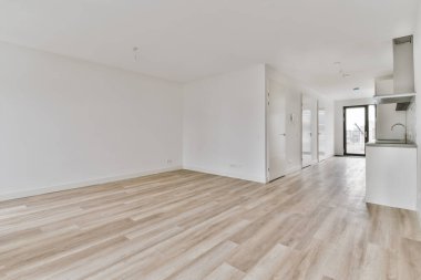 Mutfak eşyalarıyla dolu boş bir odanın içinde.