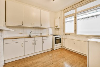 Modern tam donanımlı mutfağın iç tasarımı.