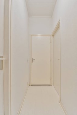 Minimalist tarzda dizayn edilmiş uzun ve boş bir koridor