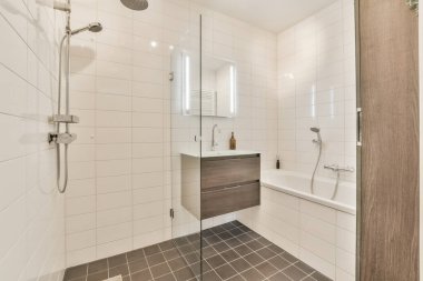 Mermer duvarlı bir banyonun lüks iç tasarımı.