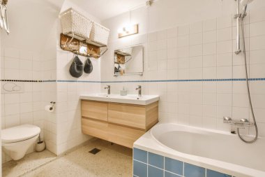 Mermer duvarlı bir banyonun lüks iç tasarımı.